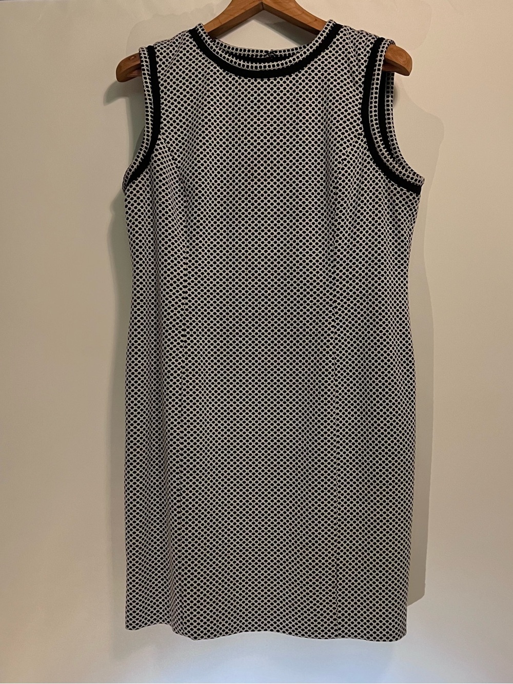 Kasper Black and White Sleeveless Knit Fitted Dress